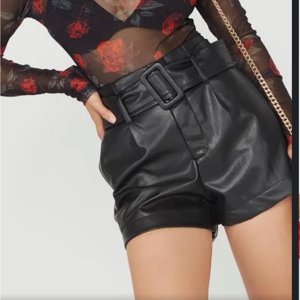 NWT Blashe fux leather shorts with belt! Size large